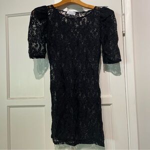 Crisci Italian lace body con dress with slight puff sleeves- early 2000’s dress